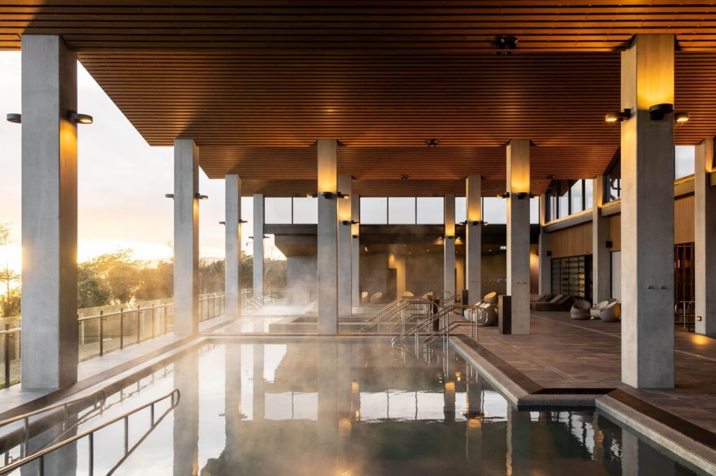 Te Ara Moana (ocean journey) appears throughout Wai Ariki Hot Springs and Spa, recalling the voyage of the Te Arawa waka across Te Moana-nui-a-Kiwa (the Pacific Ocean). Expressed through architecture, surface patterns and interior design, it represents movement, navigation, discovery and the personal journey of restoration undertaken by manuhiri (guests).
