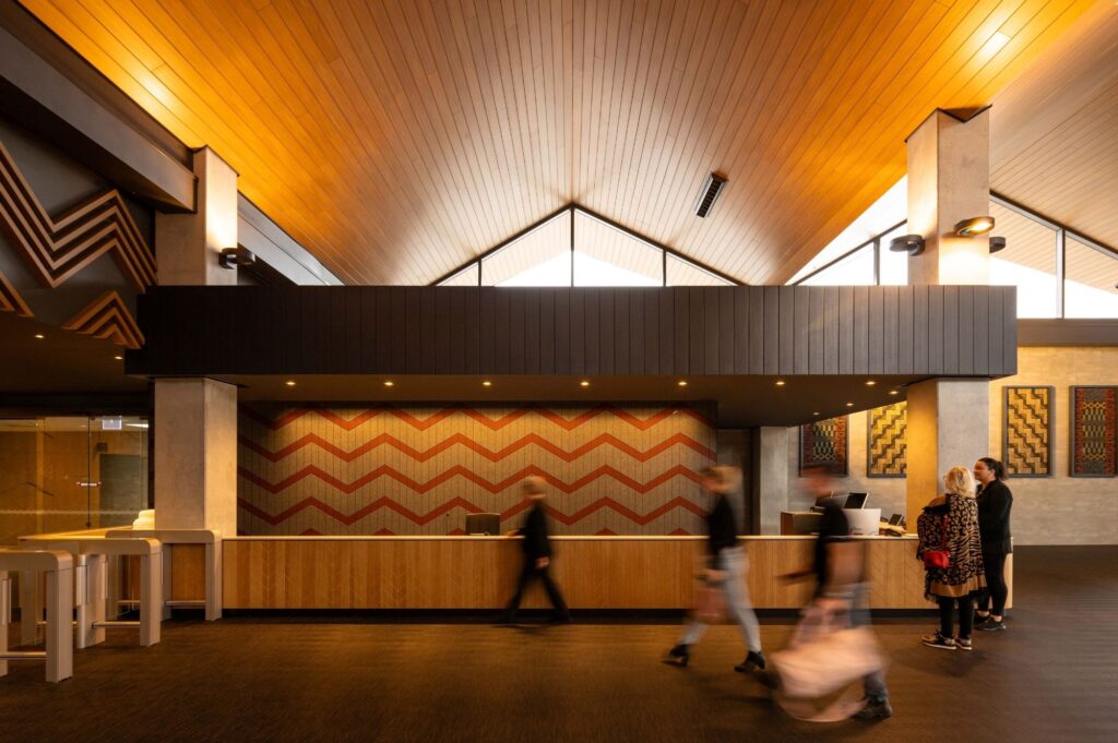 Te Ara Moana (ocean journey) appears throughout Wai Ariki Hot Springs and Spa, recalling the voyage of the Te Arawa waka across Te Moana-nui-a-Kiwa (the Pacific Ocean). Expressed through architecture, surface patterns and interior design, it represents movement, navigation, discovery and the personal journey of restoration undertaken by manuhiri (guests).