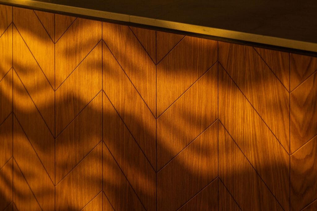 Te Ara Moana (ocean journey) appears throughout Wai Ariki Hot Springs and Spa, recalling the voyage of the Te Arawa waka across Te Moana-nui-a-Kiwa (the Pacific Ocean). Expressed through architecture, surface patterns and interior design, it represents movement, navigation, discovery and the personal journey of restoration undertaken by manuhiri (guests).